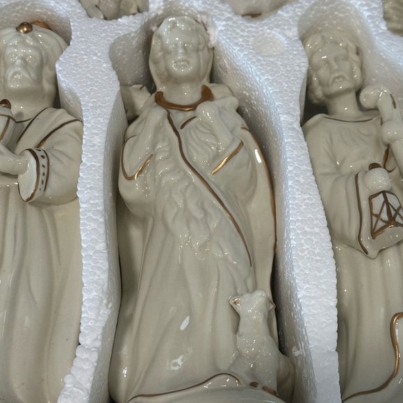 From the treasury of gifts 11 piece nativity set with wood base. - Picture 3 of 8
